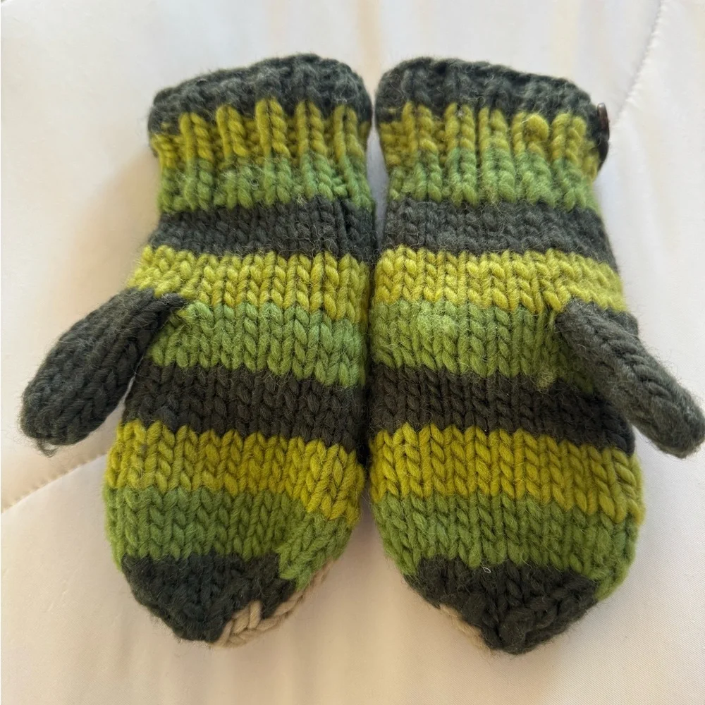 Adorable deLux Green and Cream Frog Knit Mittens
